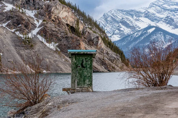 Whitemans Pond Outhouse Empoleirado Precariamente Borda Lagoa Kananaskis Alberta — Fotografia de Stock