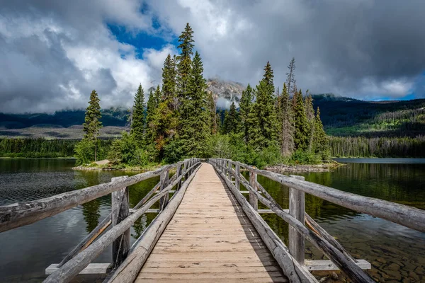 Blue Sky Appearing Low Clouds Pyramid Lake Island Bridge Jasper —  Fotos de Stock