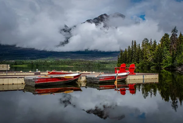 Low Clouds Still Morning Pyramid Lake Jasper National Park Dock — Fotografia de Stock