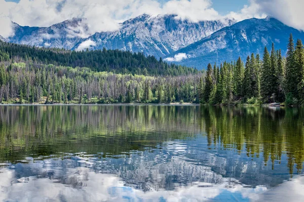 Reflections Pyramid Lake Jasper National Park Canoes Nestled Trees Background — Foto de Stock