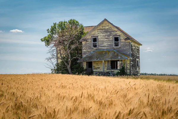 Cielo Azul Sobre Una Vieja Casa Amarilla Abandonada Las Praderas — Foto de Stock