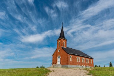Mavi gökyüzü ve bulutlar Edenwold 'daki St. Johns Lutheran Kilisesi üzerinde, Regina yakınlarında, SK