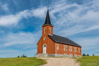 Mavi gökyüzü ve bulutlar Edenwold 'daki St. Johns Lutheran Kilisesi üzerinde, Regina yakınlarında, SK