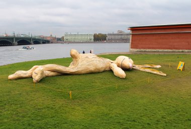 geleneksel Müzesi'nde festival çağdaş sanat. eğildi kontrplak panoları büyük bunny. 8 Ekim 2013, st. petersburg, Rusya Federasyonu