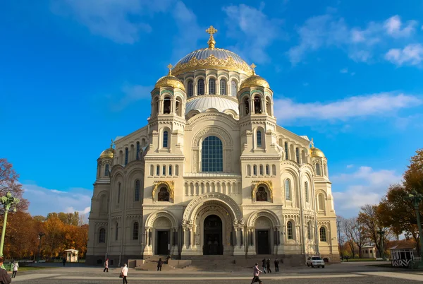 Catedral ortodoxa de San Nicolás en la ciudad de Kronshtadt en los suburbios de San Petersburgo, Rusia . —  Fotos de Stock