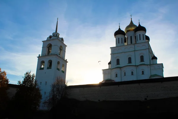 Pskov Kremlin (Krom) และโบสถ์ Trinity orthodox, รัสเซีย — ภาพถ่ายสต็อก