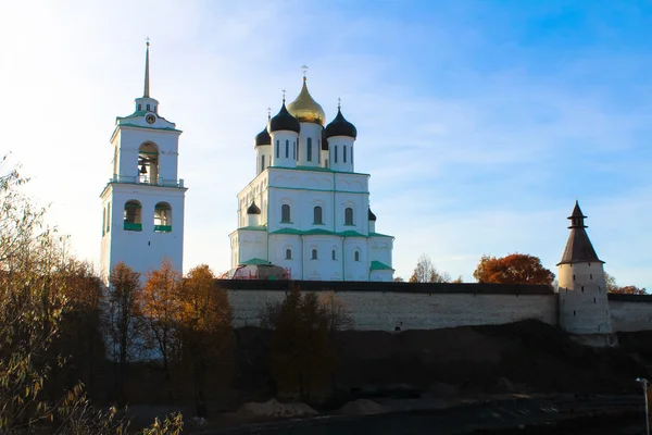 Pskov kremlin (krom) ve trinity Ortodoks katedrali, Rusya Federasyonu — Stok fotoğraf