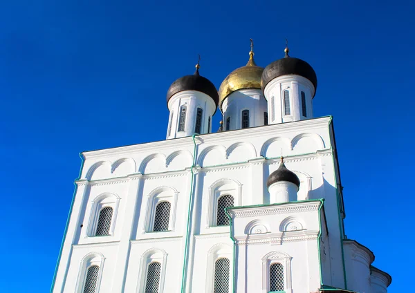 Περιφέρεια Πσκοβ Κρεμλίνο (krom) και η Τριάδα Ορθόδοξος καθεδρικός ναός, Ρωσία — Φωτογραφία Αρχείου