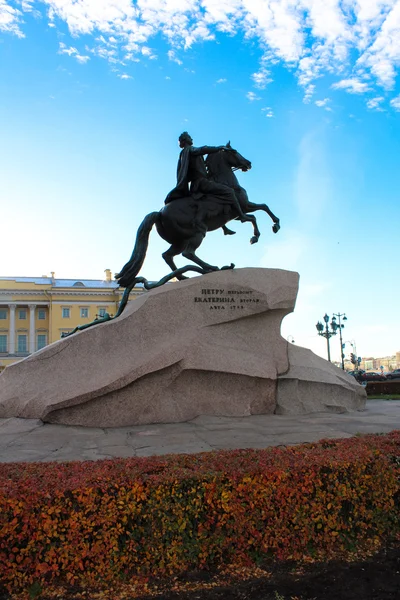 Monument to Peter I on the Senate square in St. Petersburg, Russia. Built in 1782, is one of the main attractions of the city — Stock Photo, Image