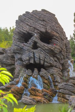 büyük rock kıyısında kafatası şeklinde