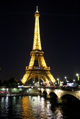gece Paris'te Eyfel Kulesi