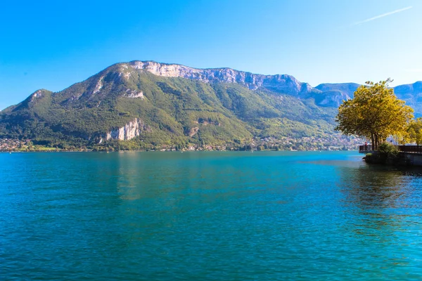 Lago en Francia cerca de la ciudad de Annecy — Foto de Stock