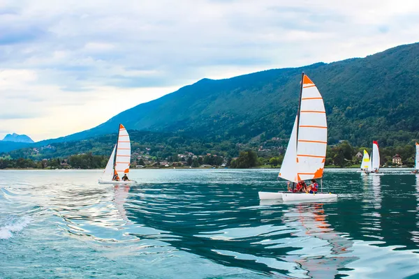 Lago en Francia cerca de la ciudad de Annecy — Foto de Stock