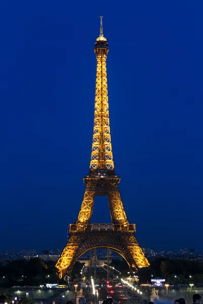 Eiffelturm in Paris bei Nacht — Stockfoto