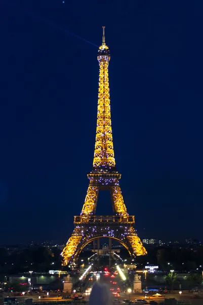 Eiffelturm in Paris bei Nacht — Stockfoto