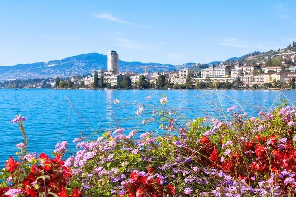 Vista de la costa de Montreux desde el lago de Ginebra, Suiza . — Foto de Stock