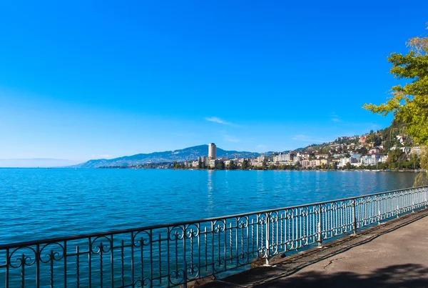 Prohlédni na montreux pobřeží od Ženevského jezera, Švýcarsko. — Stock fotografie