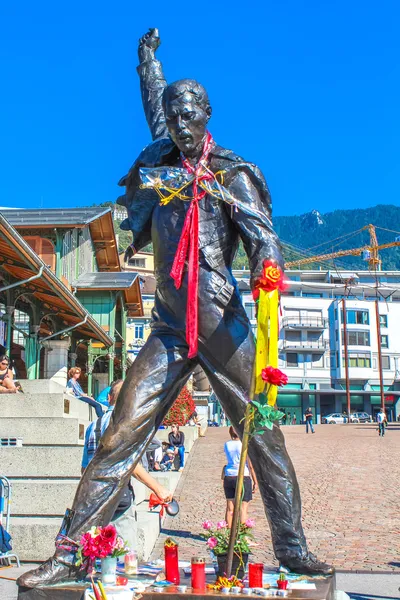 freddie mercury bronz heykeli.