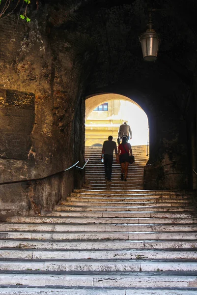 Gradini in pietra sotto l'arco — Foto Stock