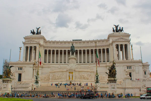 Fasada wiktoriańskiej w Rzymie w ciągu dnia — Zdjęcie stockowe