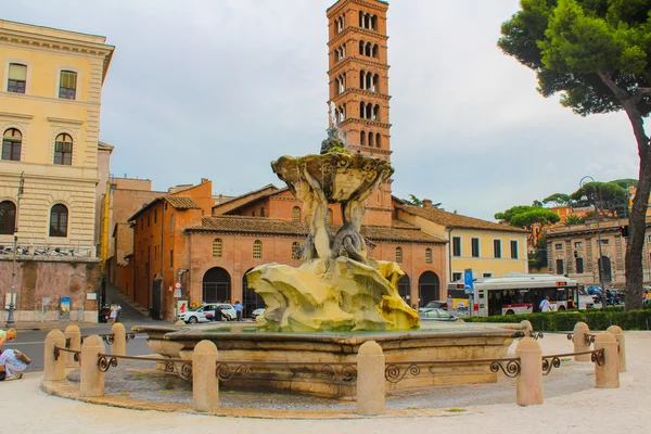 Brunnen von tritons in rom, italien — Stockfoto