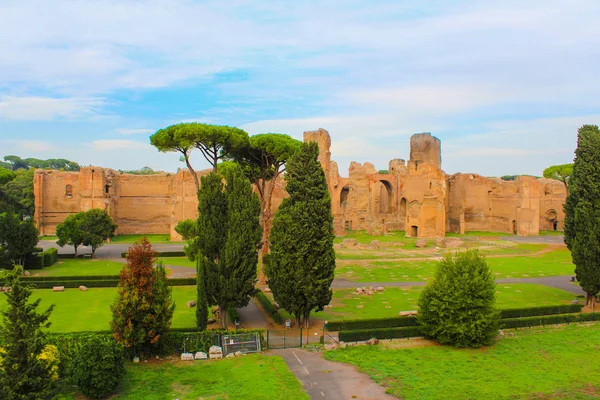 En vy av resterna av bad Caracallas termer i Rom, Italien — Stockfoto