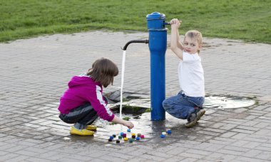 çocuklar onların mantarlar şişe yıkama