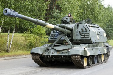 tank yolda hareket ediyor