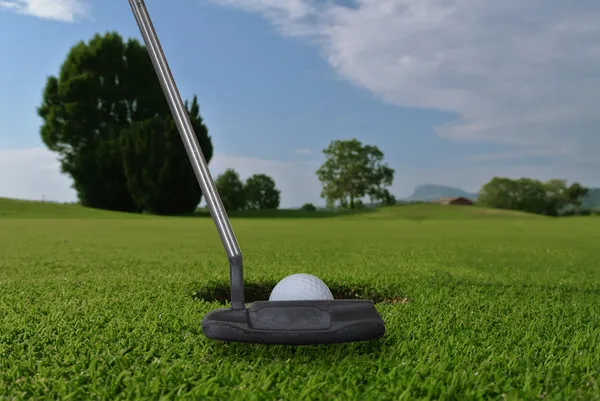 ゴルフの穴とボール — ストック写真