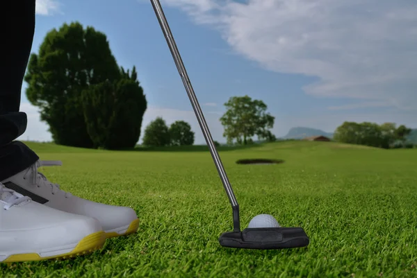 Furo de golfe e bola — Fotografia de Stock