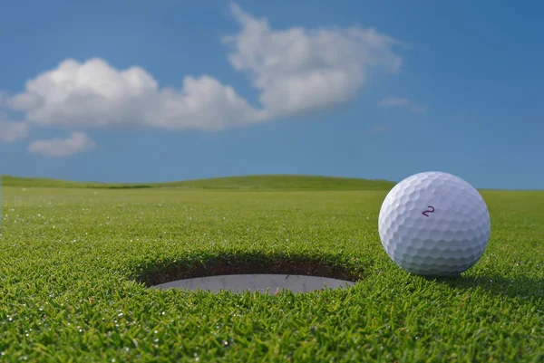 Furo de golfe e bola — Fotografia de Stock