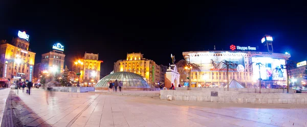 Kiev maydan Nezalezjnosti bij avond — Stockfoto