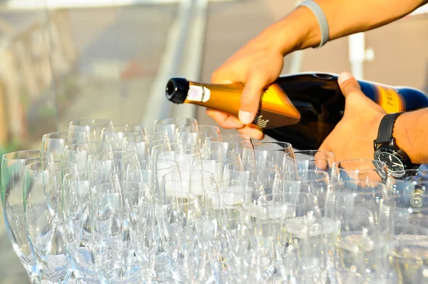 Champagne gieten in een glazen — Stockfoto