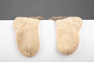 Sıcak örülmüş çoraplar bataryayı sıcak tutar...