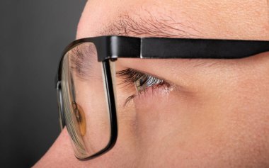 Gözleri iyi görmeyen, astigmat miyoplu bir kız..