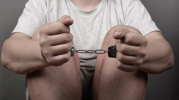 Hände eines Mannes in Handschellen, Strafe für ein Vorstrafenregister. — Stockfoto