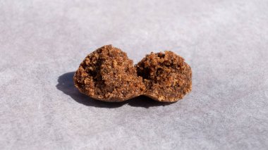 Kağıt üzerinde haşhaş parçaları yakın plan, buruşuk kenevir üçlüsü