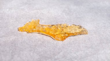 Altın rengi kenevir cilası, marihuana reçinesi konsantrasyonu