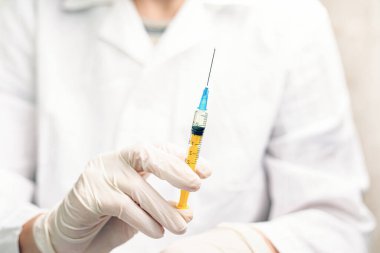 Doktor şırıngaları enjeksiyon aşısı dozuyla, biyolojik silahlarla tutuyor.