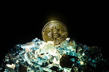 Üstte bitcoin, şifreleme btc piramidi