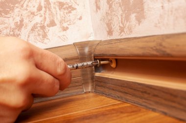 Plastik etek tahtalarının montajı, kaide vidaları