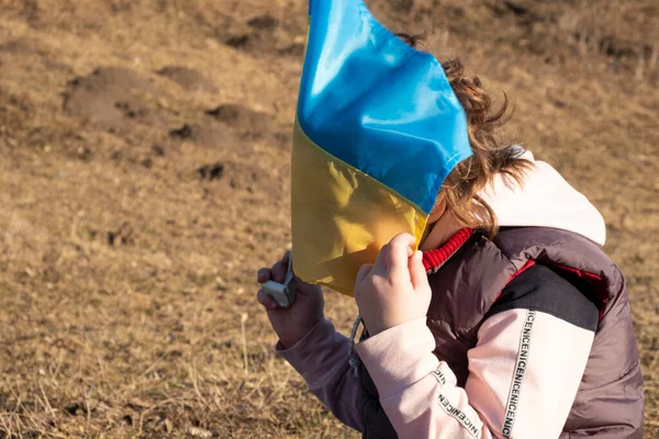 Дівчинка Накрила Обличчя Українським Синьо Жовтим Прапором Свободою Концепції — стокове фото