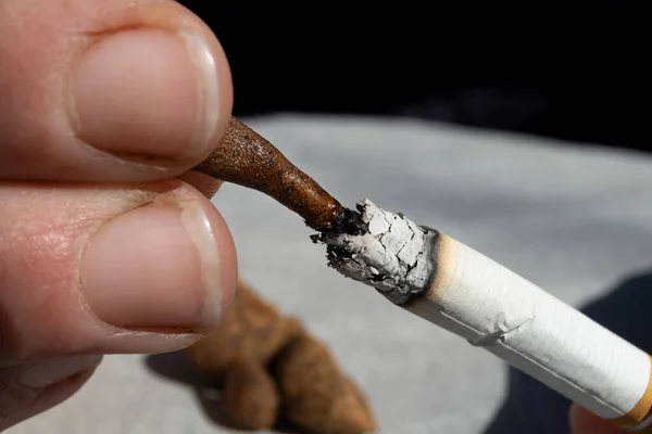 Κάπνισμα Χασίς Μέσω Ενός Τσιγάρου Διαδικασία Συμπύκνωσης Της Κατανάλωσης Κάνναβης — Φωτογραφία Αρχείου