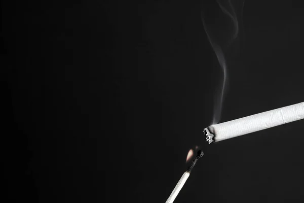 Άναμμα Ενός Τσιγάρου Ένα Φλεγόμενο Σπίρτο Σκούρο Φόντο — Φωτογραφία Αρχείου