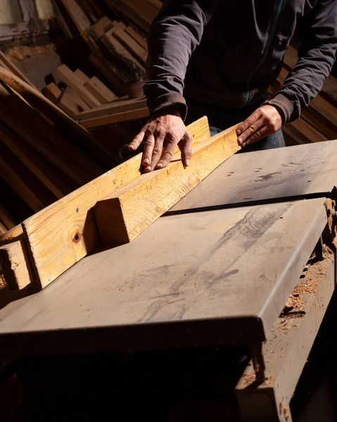 Falegname Fresatura Una Tavola Legno Macchina Lavorazione Del Legno — Foto Stock