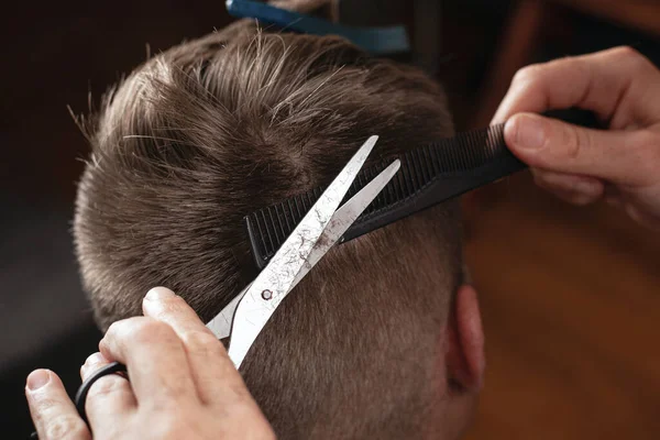 Kapper Geknipt Mans Haar Modern Kapsel Met Schaar — Stockfoto