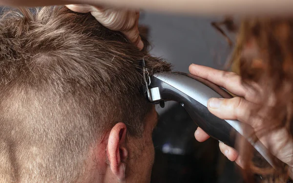 トリマーで髪を切る美容師は髪を剃り — ストック写真