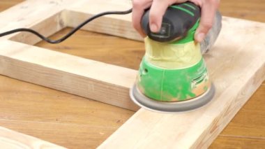 Boyamadan önce ahşap kapıları cilalamak, zımpara kapısının restorasyonu. Yüksek kaliteli FullHD görüntüler