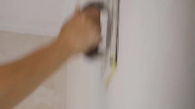 Duvarın hizalanması, boyamadan önce duvar zımparalanması. Yüksek kaliteli FullHD görüntüler