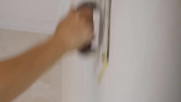 Memperbaiki Keselarasan Dinding Dinding Mengayunkan Sebelum Melukis Close Rekaman Fullhd — Stok Video